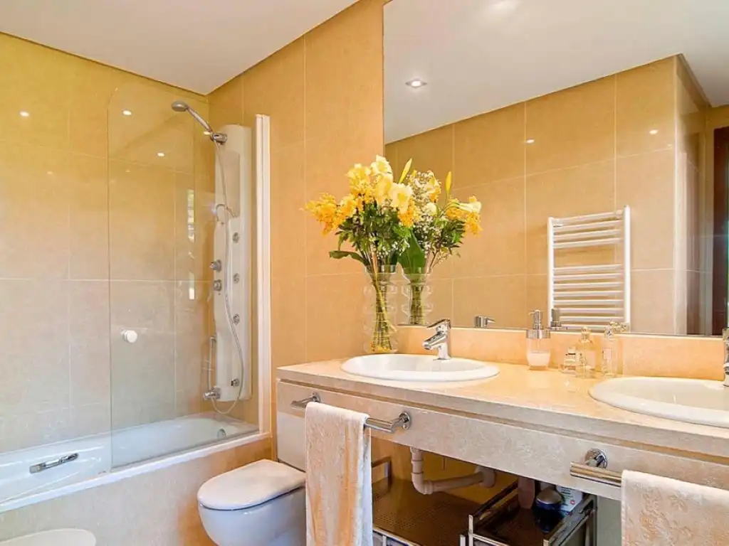 Baño de Apartamento en venta en Calvià con Aire acondicionado, Calefacción y Jardín privado
