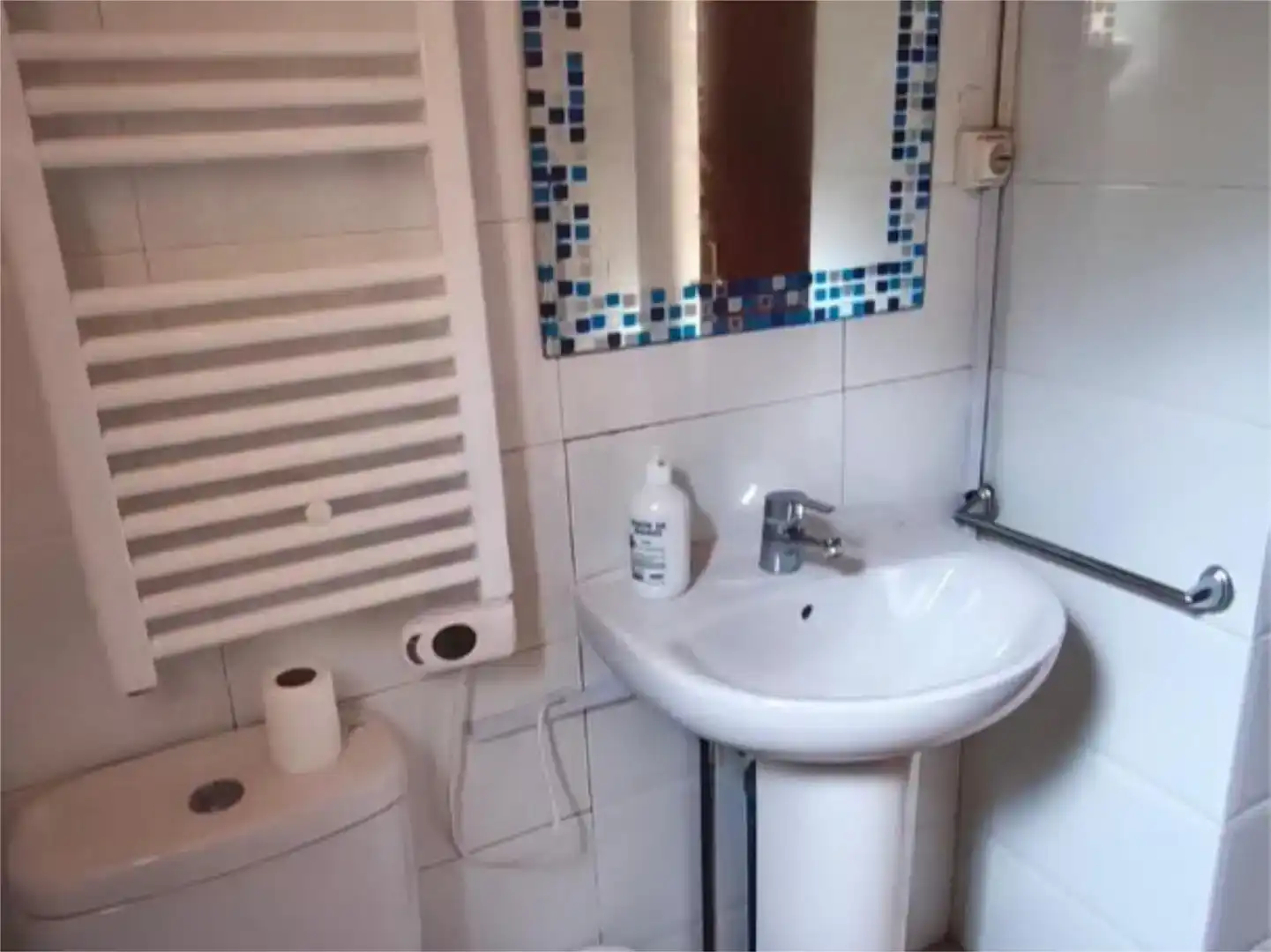 Badezimmer von Wohnung zur Miete in La Llacuna mit Klimaanlage, Privatgarten und Schwimmbad