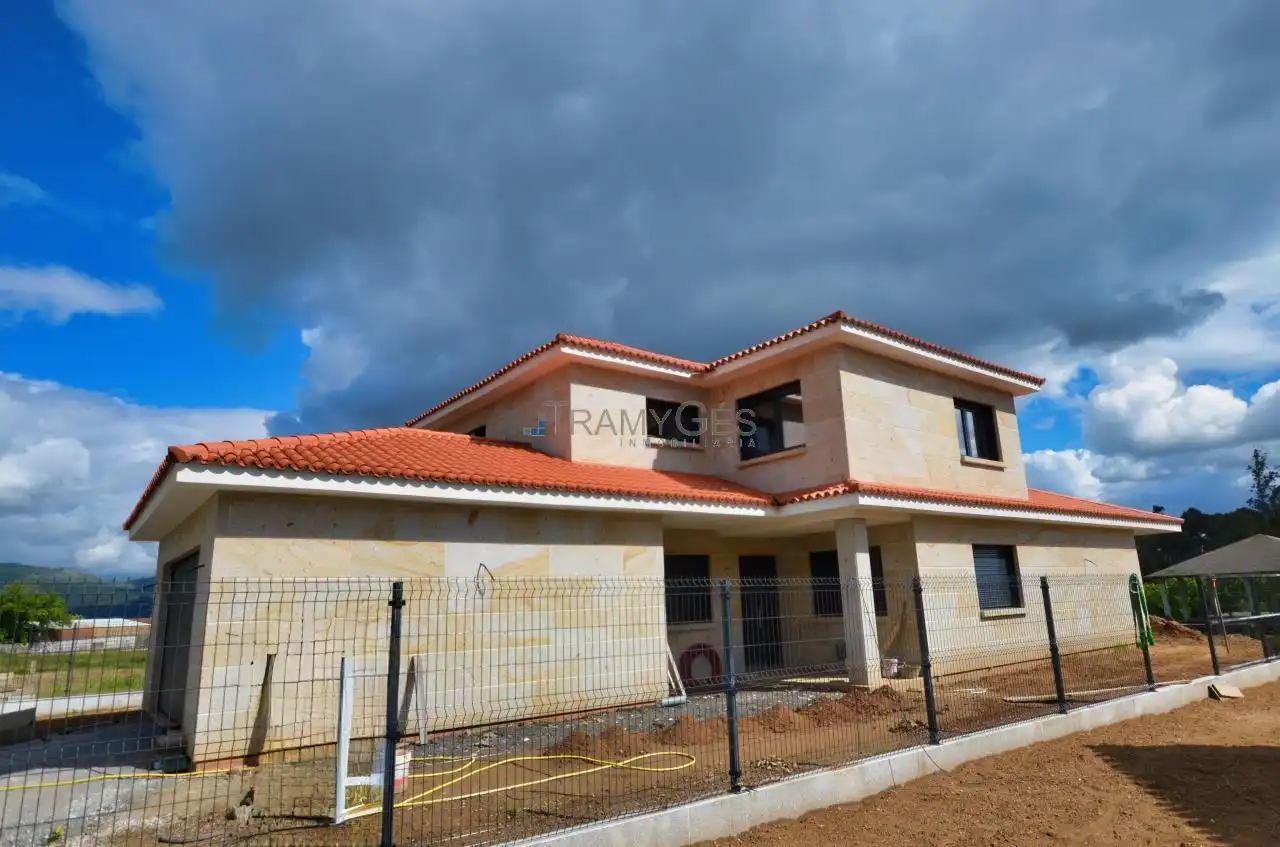 Xalet amb jardí en venda a LUGAR A PORTELA