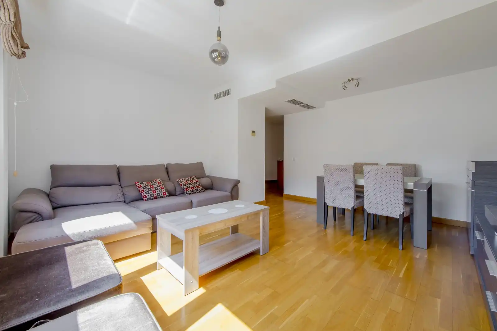 Living room of Flat for rent in Madrid  with Air Conditioner, Heating and Storage room