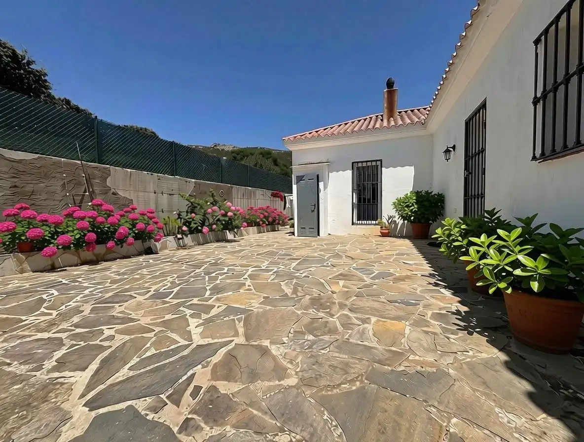 Vista exterior de Casa o xalet en venda en Tarifa amb Jardí privat i Terrassa