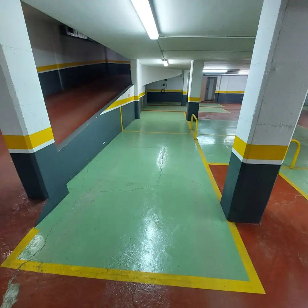 Parkplatz von Wohnung zur Miete in Vigo  mit Heizung, Parkett und Abstellraum