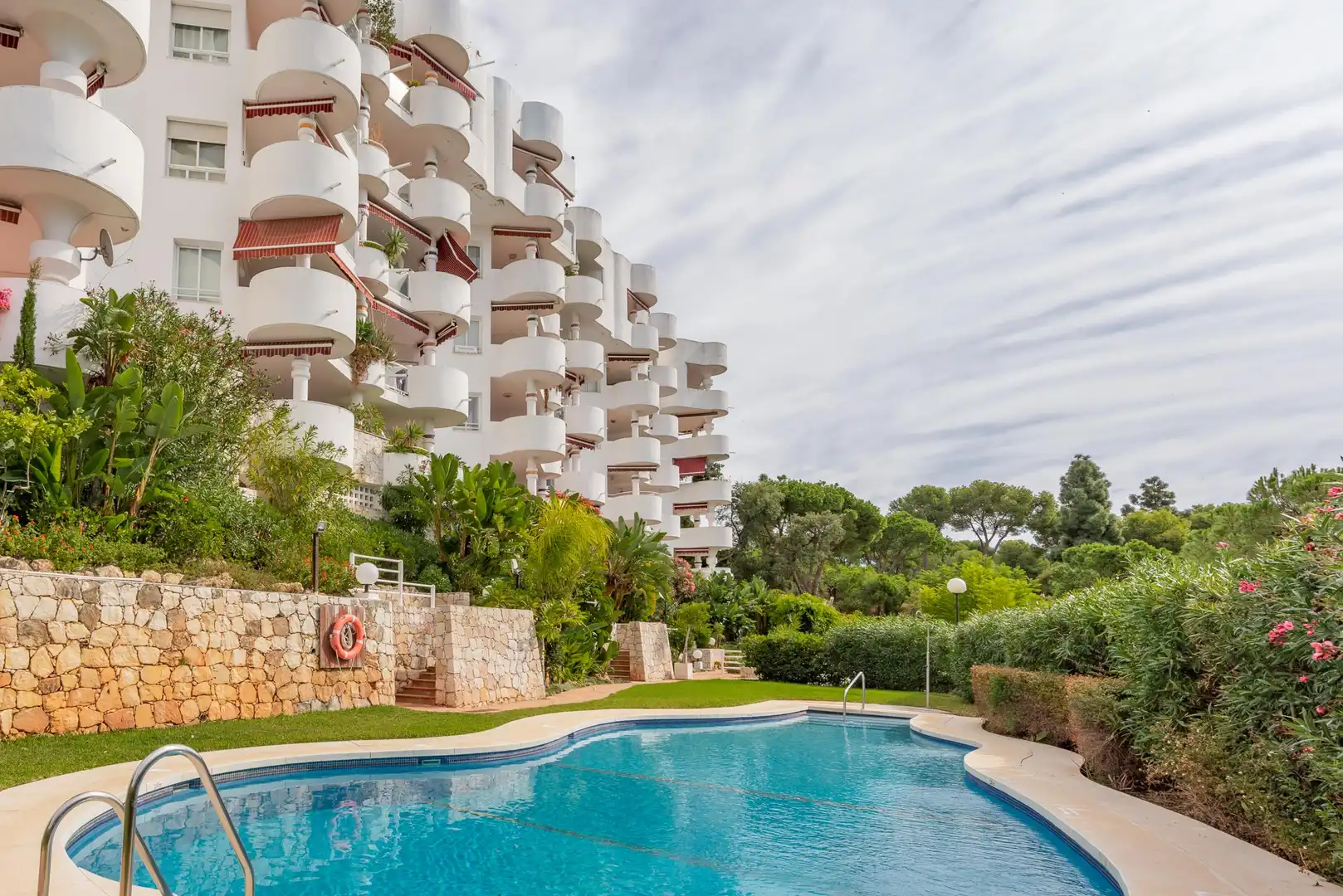 Piscina de Ático de alquiler en Marbella con Aire acondicionado, Calefacción y Jardín privado