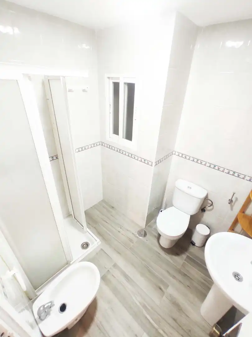 Bathroom of Flat for share in Granada  with Furnished, Washing machine and Microwave