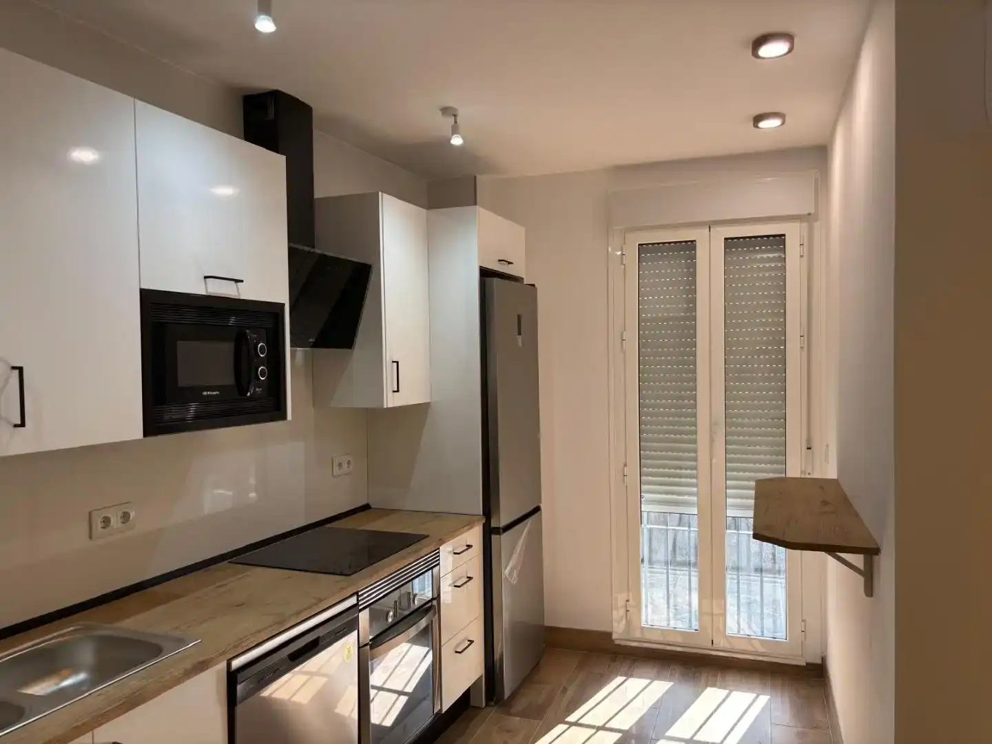 Cuina de Apartament de lloguer en Sevilla amb Aire condicionat, Parquet i Traster