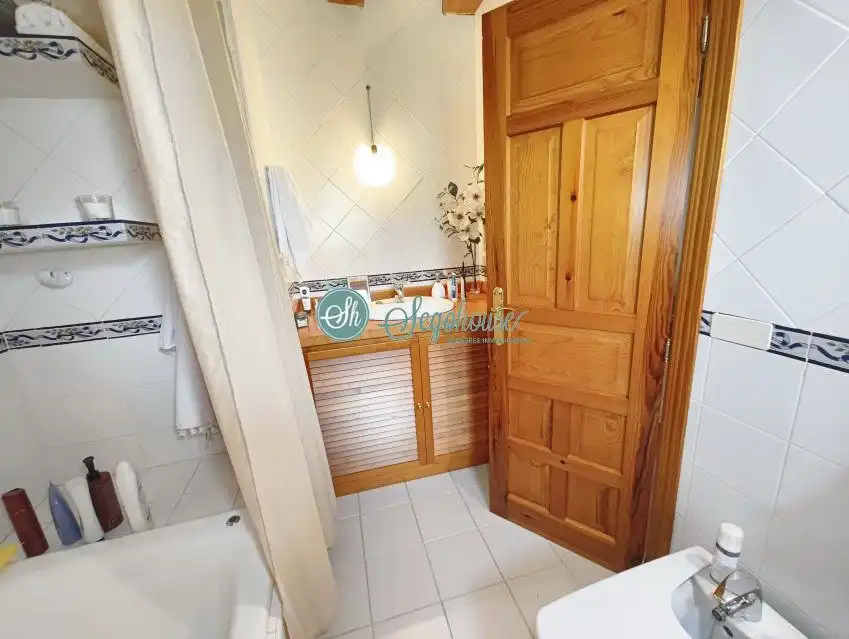 Baño de Casa o chalet en venta en Palazuelos de Eresma con Calefacción, Terraza y Amueblado