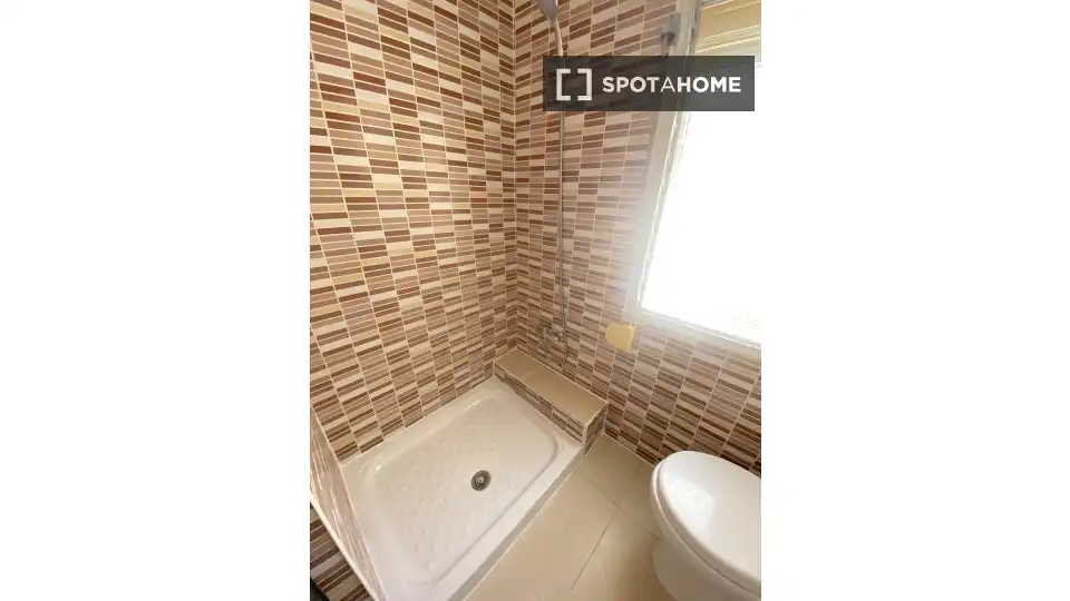 Bathroom of Flat for rent in Sevilla  with Air Conditioner, Heating and Furnished