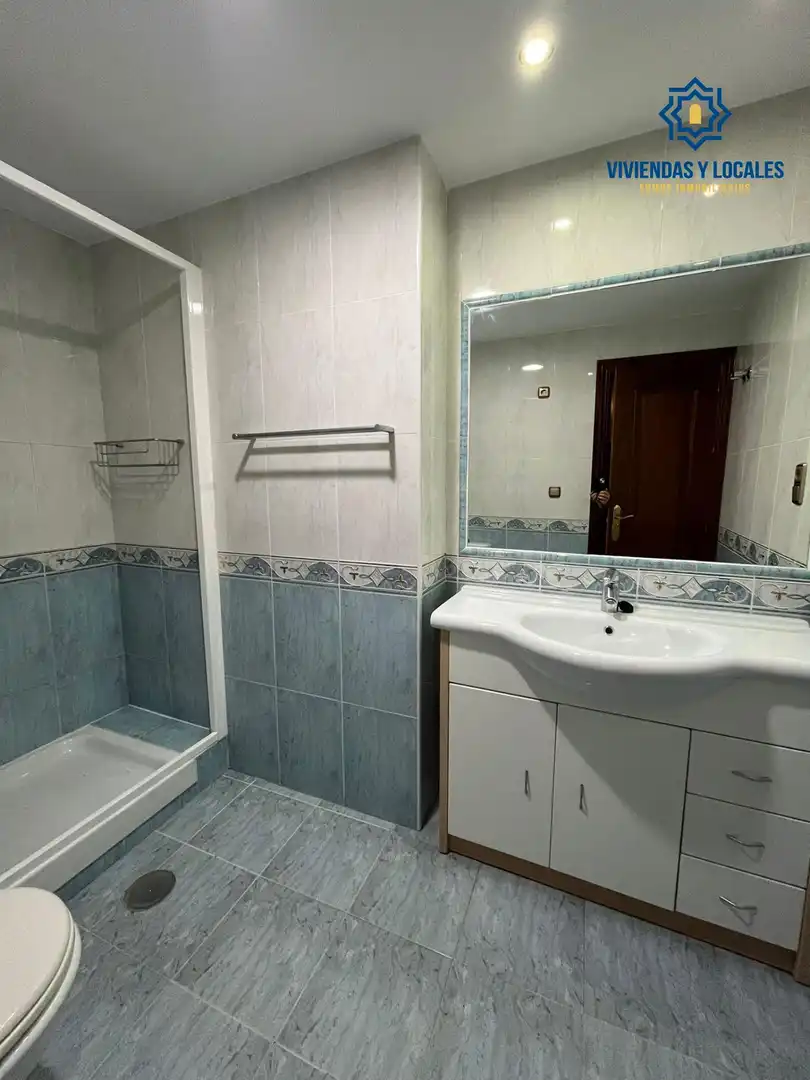 Baño de Piso de alquiler en Granada con Aire acondicionado, Amueblado y Balcón