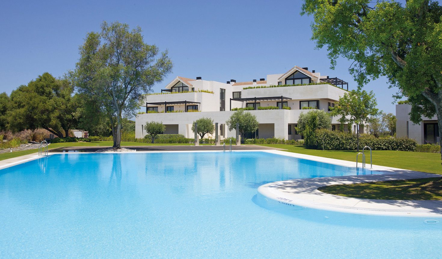 Vista exterior de Dúplex en venda en Sotogrande amb Aire condicionat, Jardí privat i Terrassa