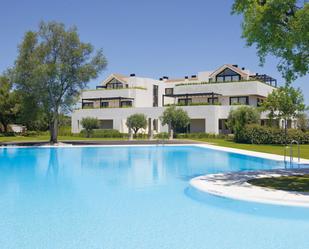 Vista exterior de Dúplex en venda en Sotogrande amb Aire condicionat, Jardí privat i Terrassa