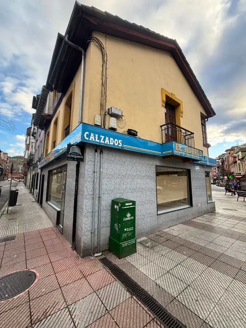 Gemischtgenutztes Gebäude zum Verkauf in Calle Melquiades Álvarez 41, imagen 2