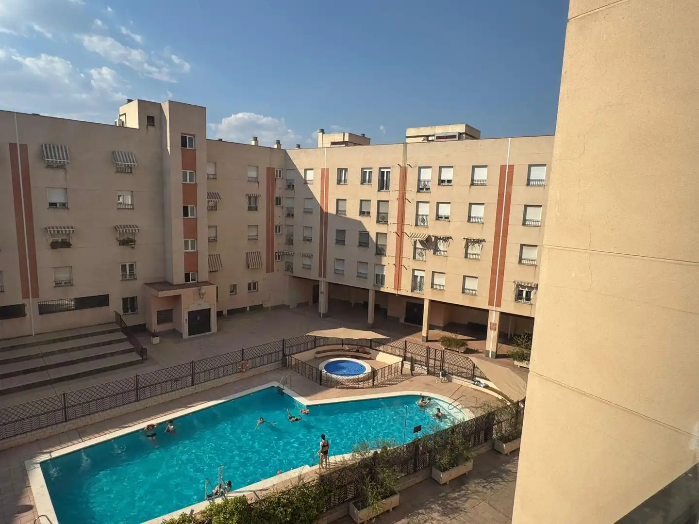 Piscina de Pis en venda en Granada amb Aire condicionat, Calefacció i Moblat