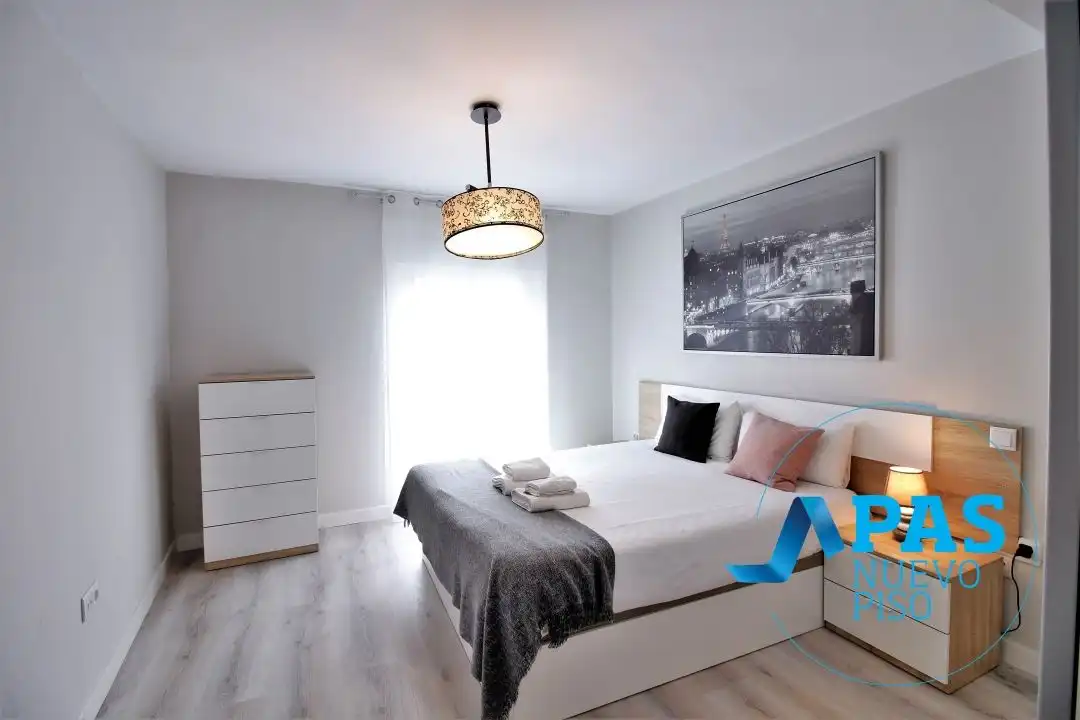 Schlafzimmer von Wohnung zur Miete in Santander mit Balkon