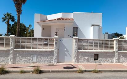 Vista exterior de Casa o xalet en venda en El Ejido amb Jardí privat, Terrassa i Piscina