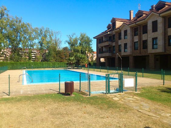 Piscina de Pis en venda en Gijón  amb Calefacció, Parquet i Terrassa