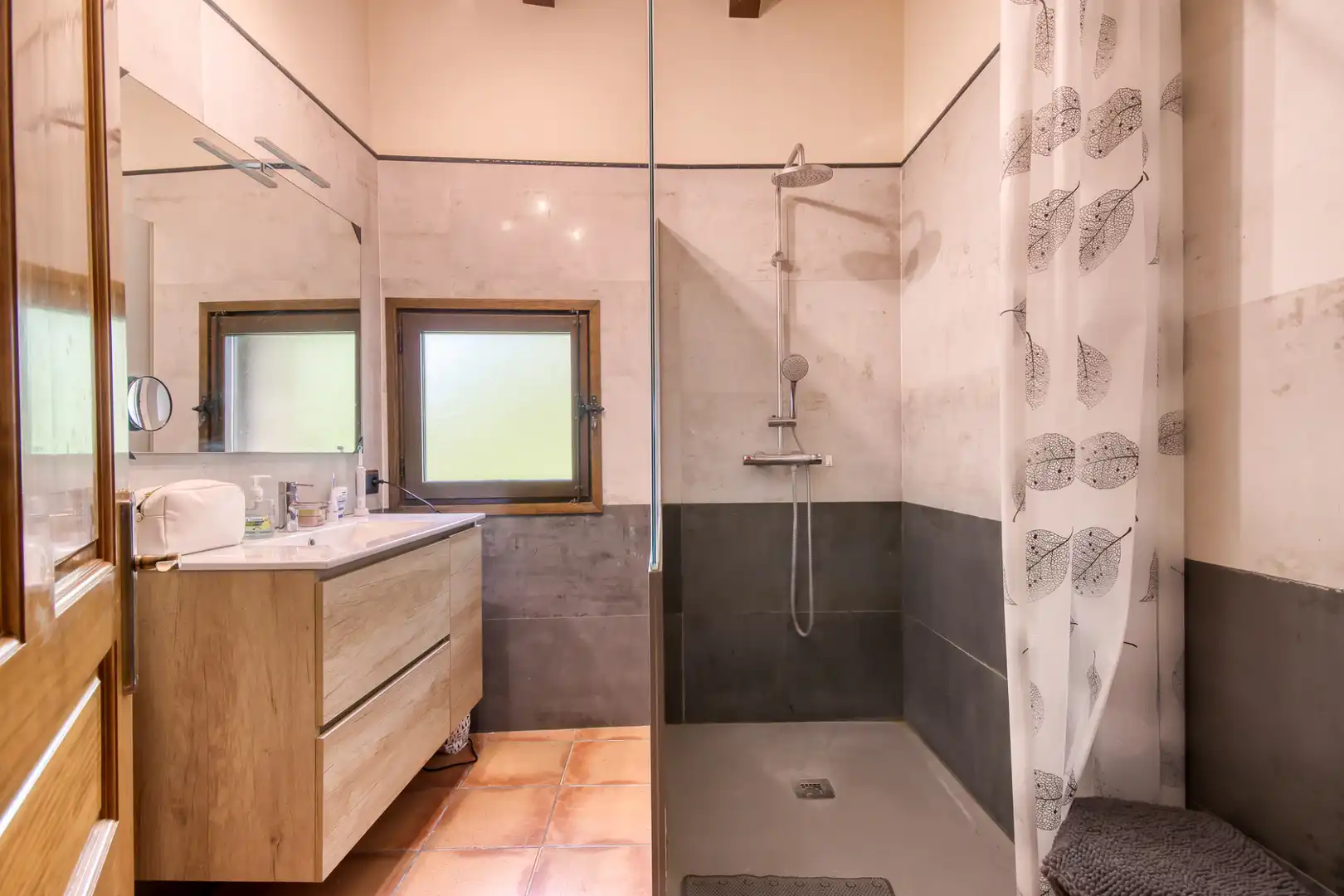 Badezimmer von Country house zum Verkauf in Sant Joan Les Fonts mit Klimaanlage, Heizung und Privatgarten