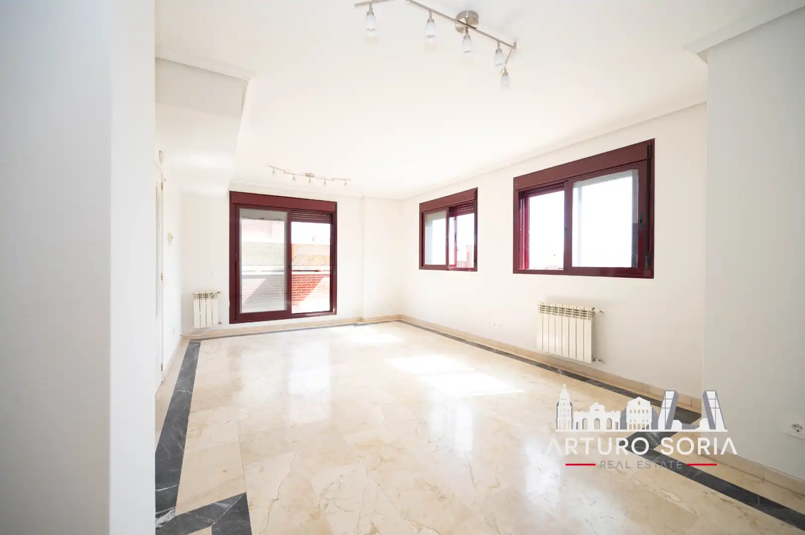 Sala d'estar de Àtic de lloguer en La Moraleja amb Terrassa i Piscina comunitària