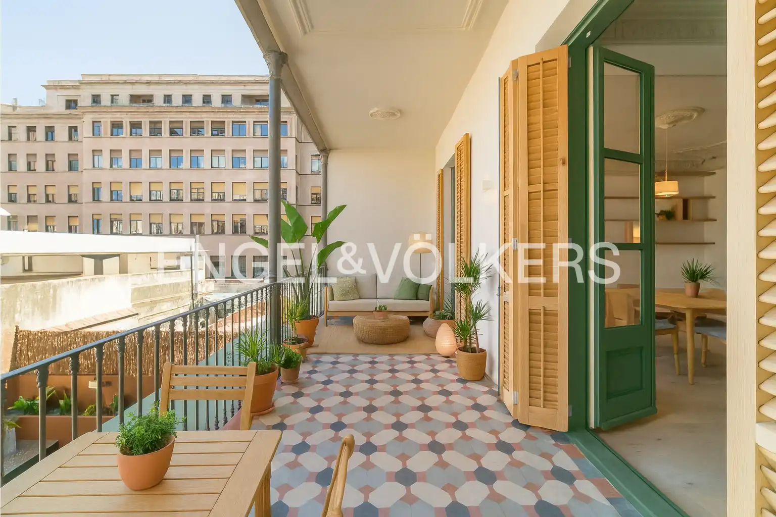 Flat with terrace for sale in Eixample