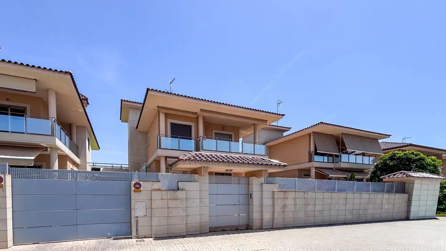 Vista exterior de Casa o chalet en venta en Elche / Elx con Aire acondicionado, Jardín privado y Parquet