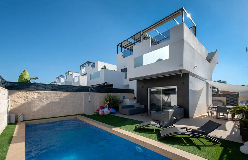 Terraced house with pool for sale in Almoradí