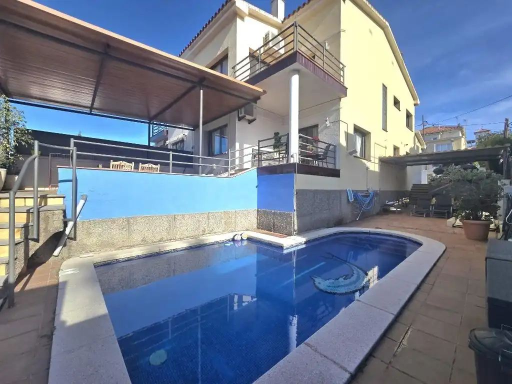 Piscina de Casa o chalet en venta en El Masnou con Aire acondicionado, Calefacción y Jardín privado