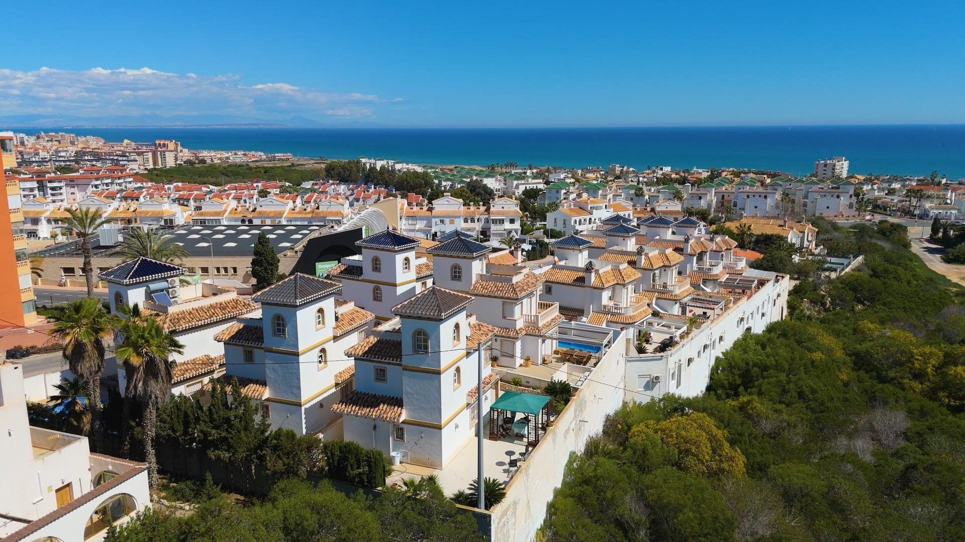 Exterior view of House or chalet for sale in Torrevieja  with Air Conditioner, Private garden and Terrace