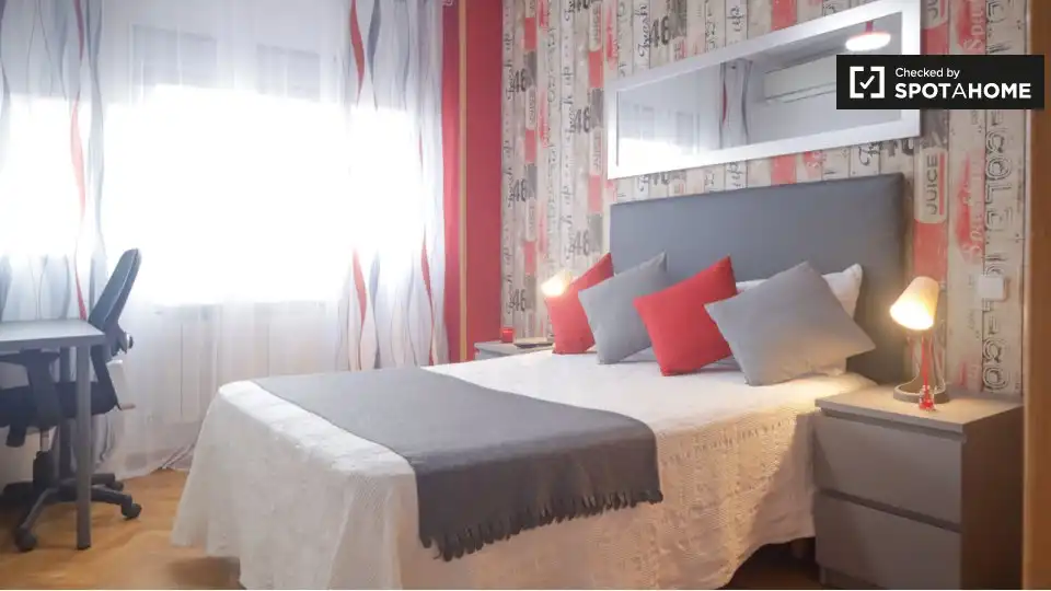 Bedroom of Flat for rent in Madrid  with Air Conditioner, Heating and Furnished