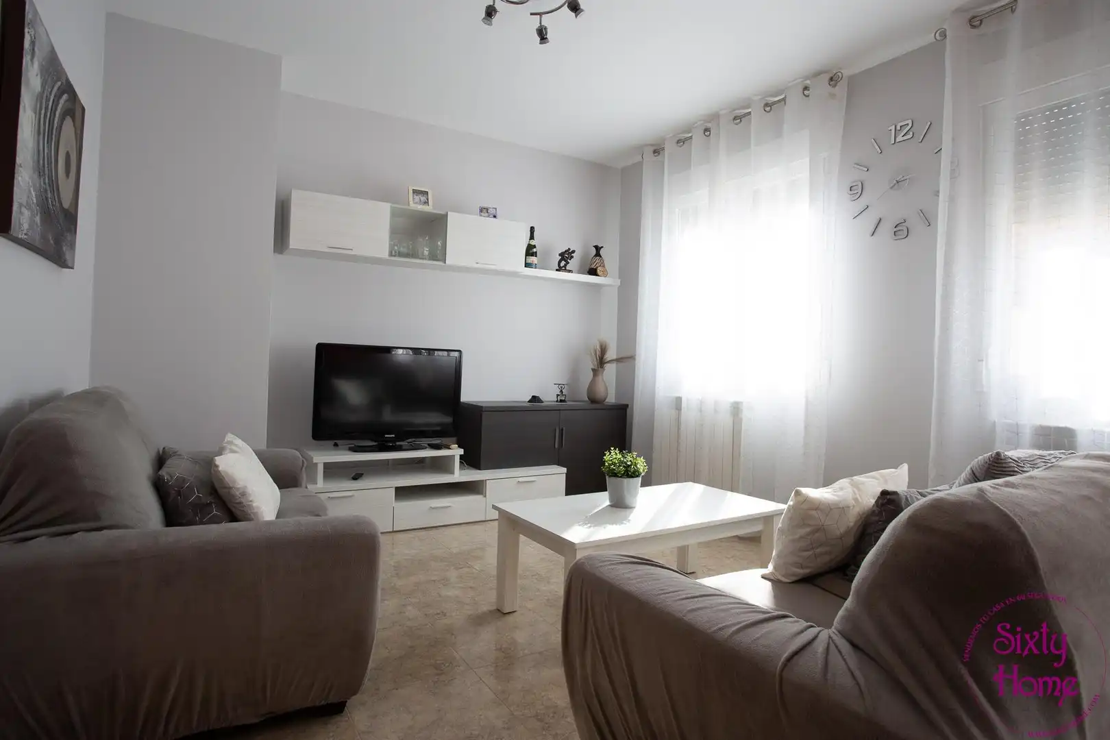 Sala d'estar de Casa adosada en venda en Biota amb Parquet, Terrassa i Moblat