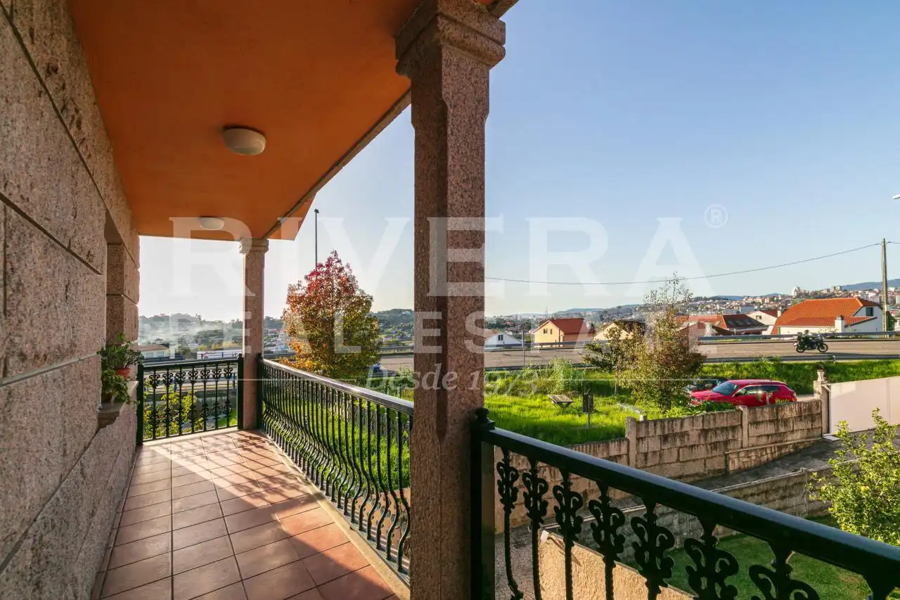 Vista exterior de Casa o chalet en venta en Vigo  con Calefacción, Jardín privado y Parquet