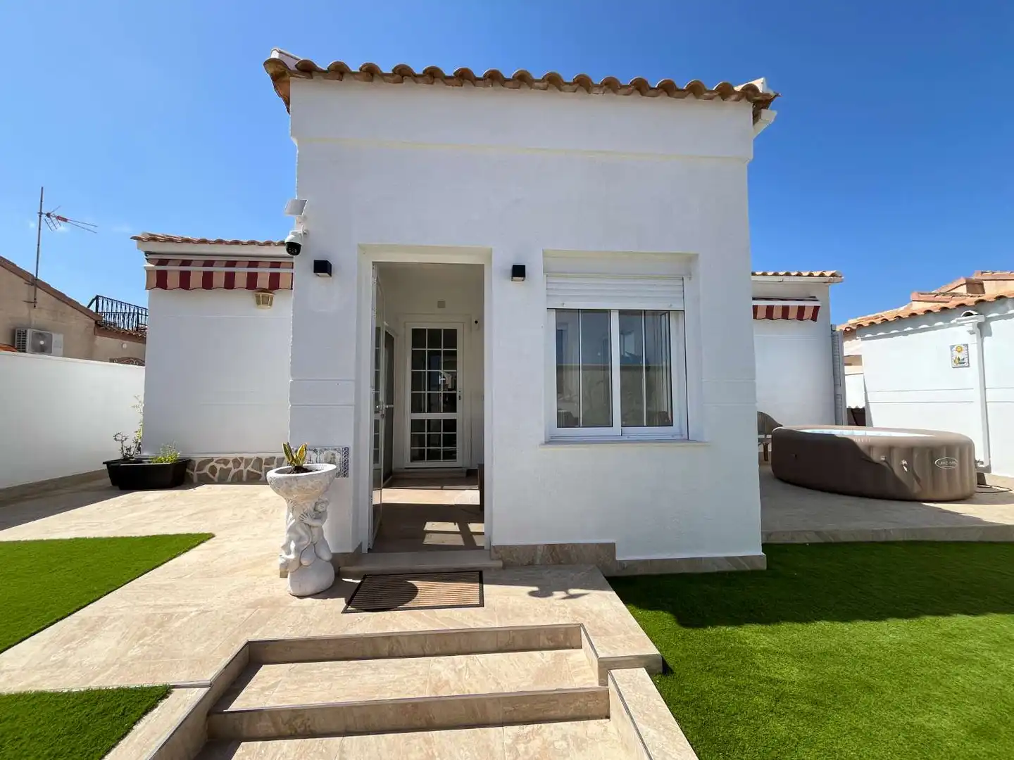 Vista exterior de Casa o xalet en venda en Orihuela amb Aire condicionat, Traster i Moblat