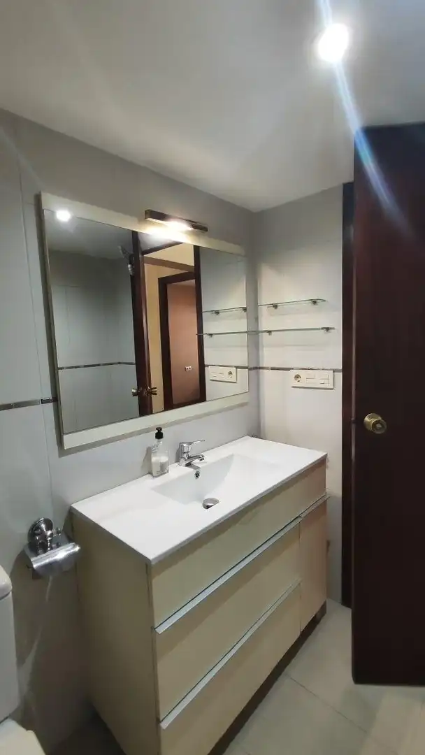 Baño de Piso en venta en Vigo  con Calefacción, Trastero y Balcón