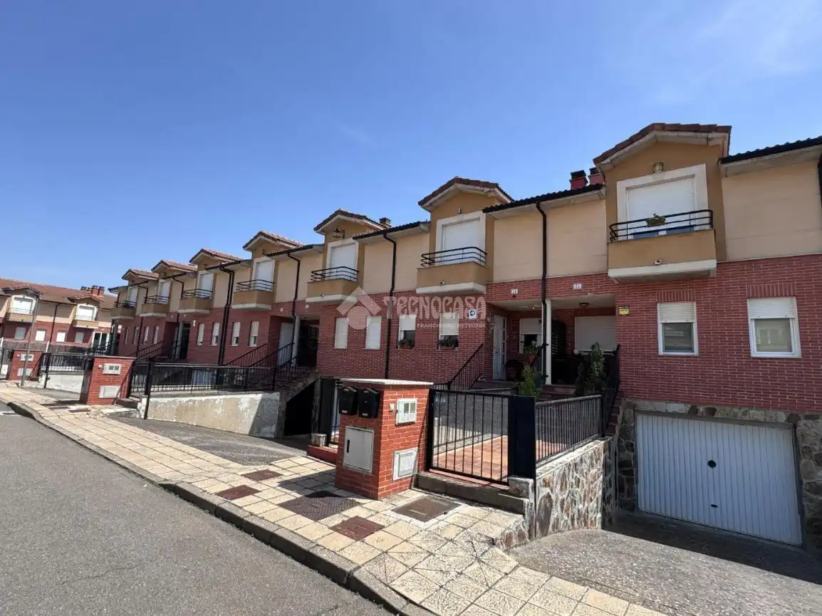Vista exterior de Casa adosada en venta en Valdefresno con Calefacción, Parquet y Piscina comunitaria