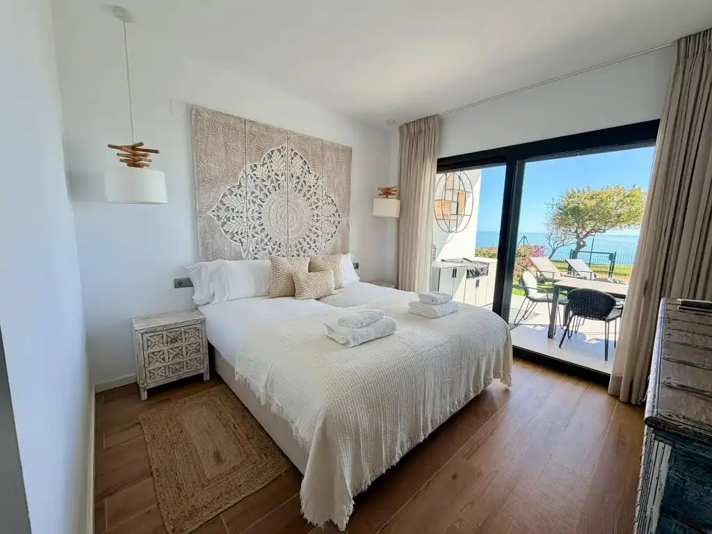 Schlafzimmer von Wohnung zur Miete in La Alcaidesa mit Klimaanlage, Heizung und Privatgarten