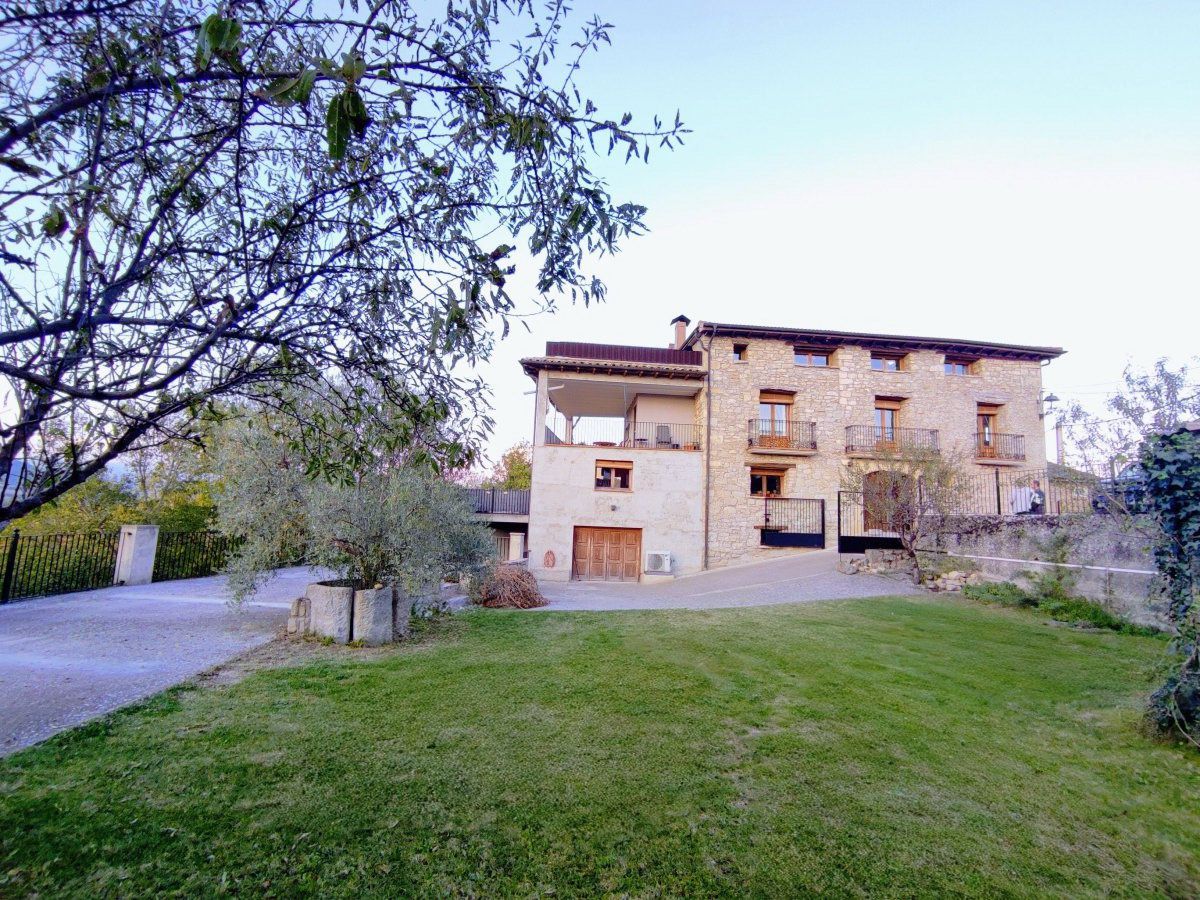 Vista exterior de Casa o xalet en venda en Graus amb Jardí privat, Traster i Sauna