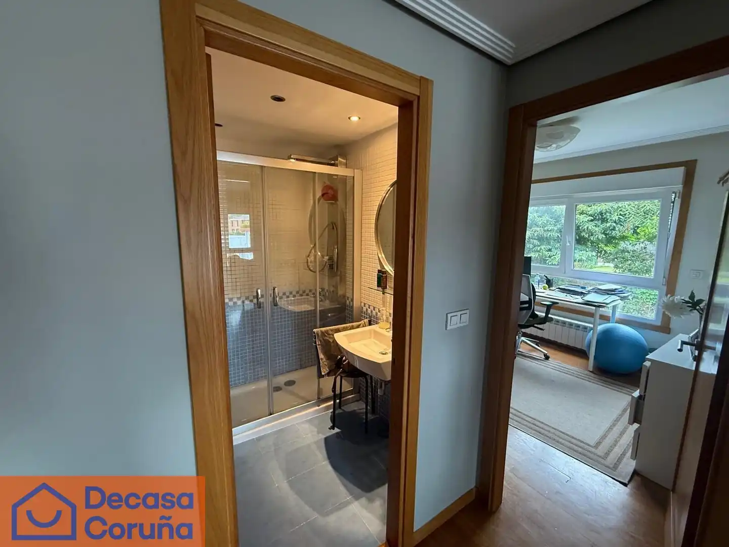 Baño de Ático en venta en Oleiros con Calefacción, Parquet y Trastero