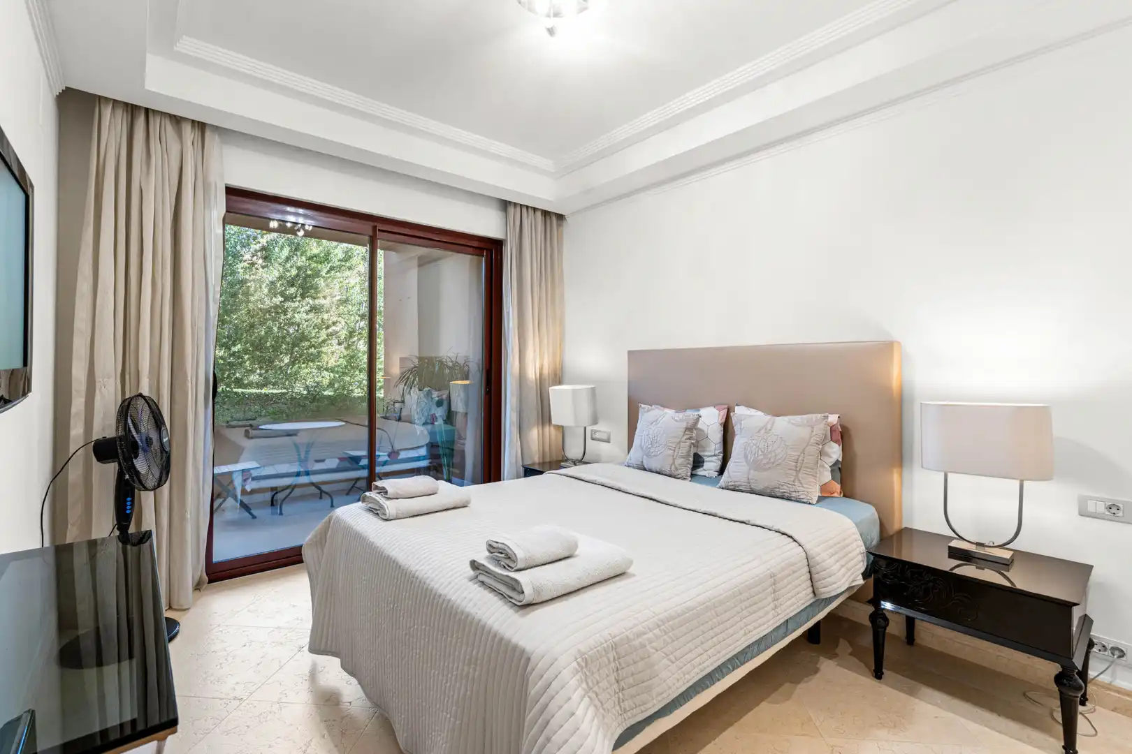 Habitación de Planta baja en venta en Estepona con Aire acondicionado, Terraza y Piscina