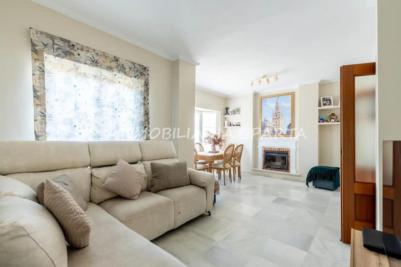 Sala d'estar de Casa adosada en venda en Espartinas amb Aire condicionat, Jardí privat i Forn
