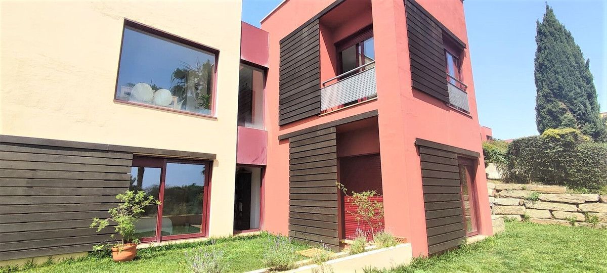 Vista exterior de Casa o xalet en venda en Benahavís amb Aire condicionat, Jardí privat i Terrassa