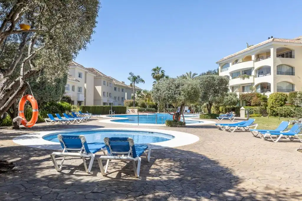 Pis amb piscina en venda a Alameda de las Brisas 3