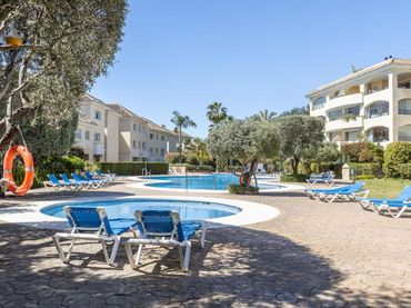 Pis amb piscina en venda a Alameda de las Brisas 3