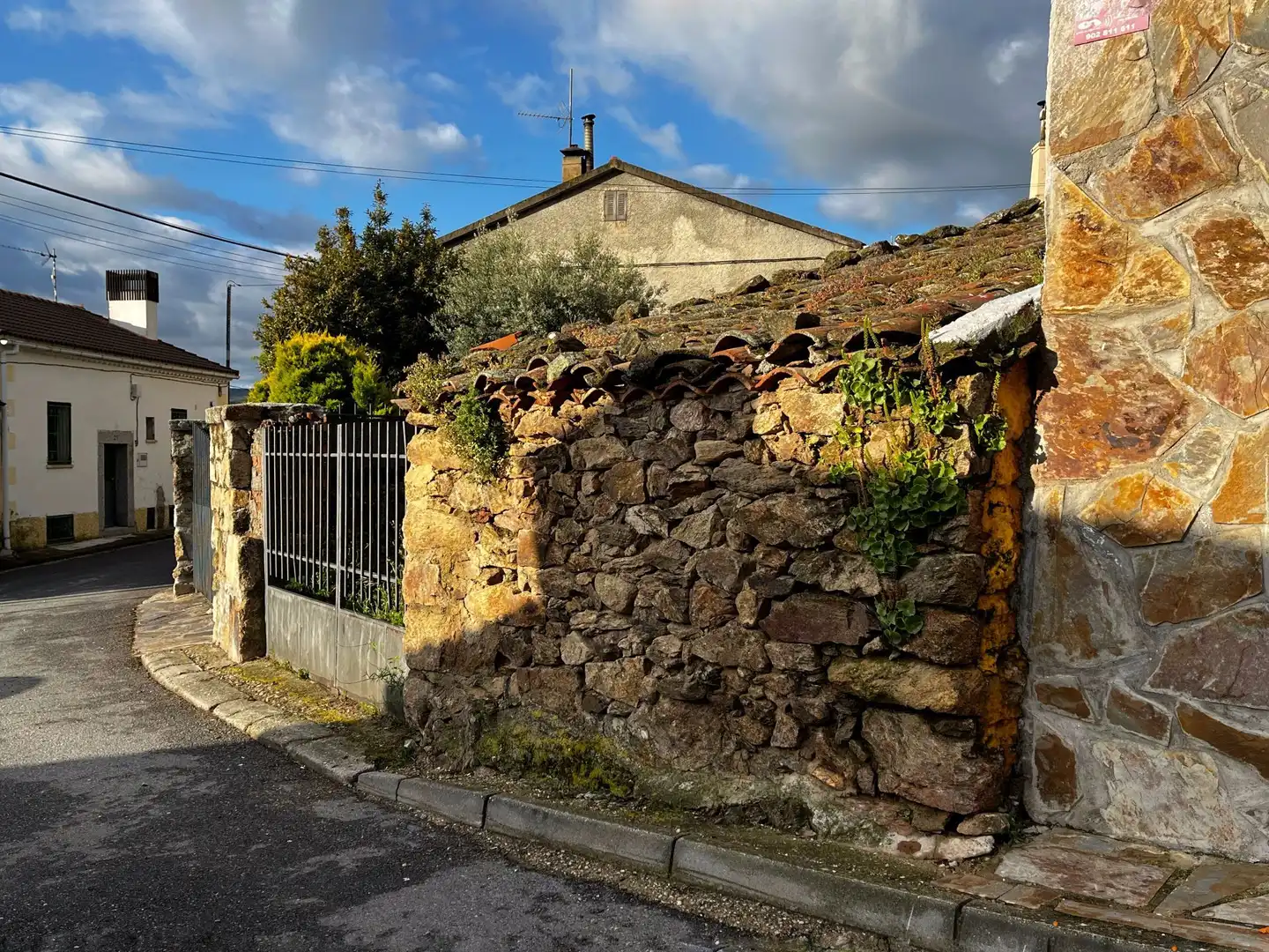 Vista exterior de Casa adosada en venta en Gargantilla del Lozoya con Jardín privado