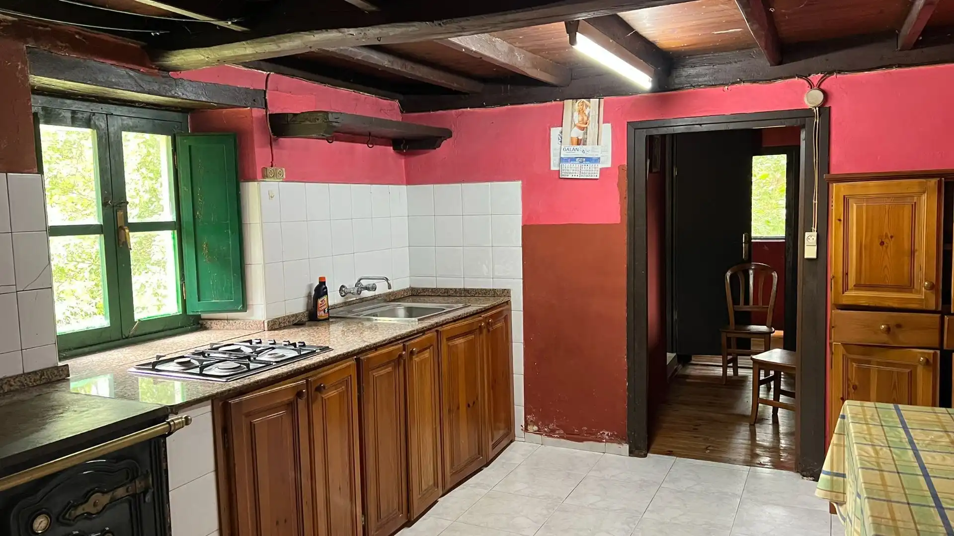 Cuina de Casa o xalet en venda en Cangas de Onís amb Jardí privat i Traster