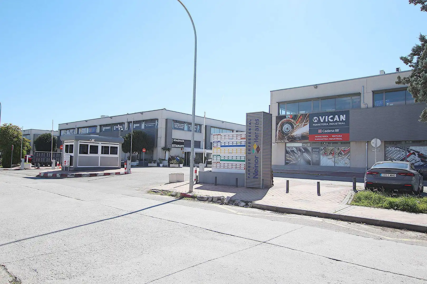 Vista exterior de Nave industrial en venta en Azuqueca de Henares