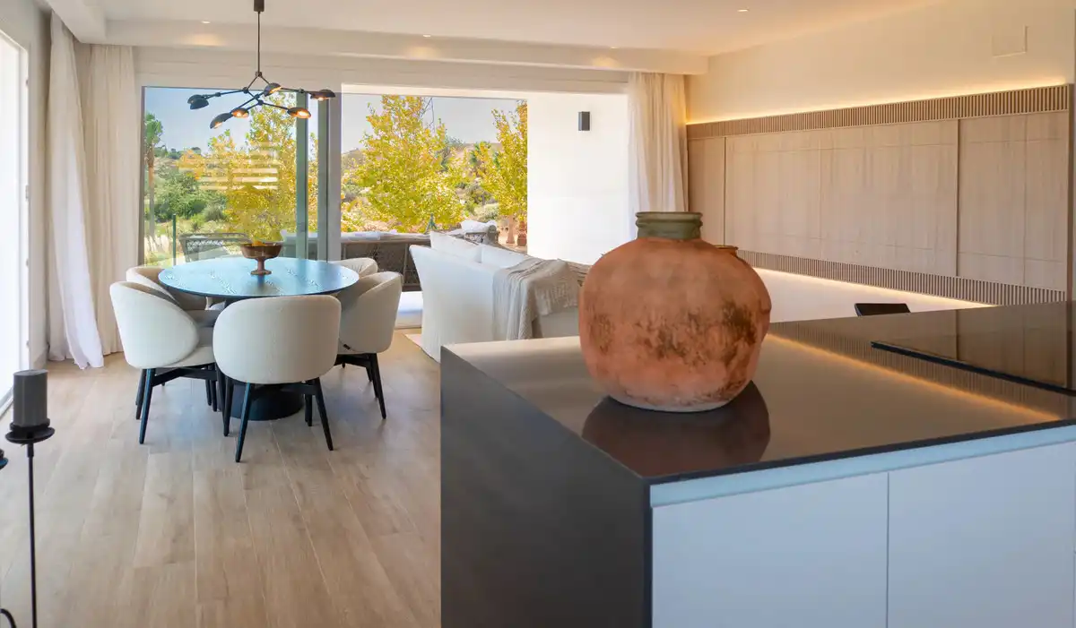 Menjador de Apartament en venda en Casares amb Aire condicionat, Jardí privat i Terrassa