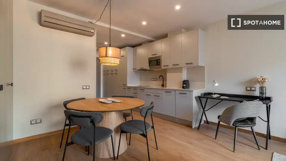Piso con terraza en alquiler en Eixample