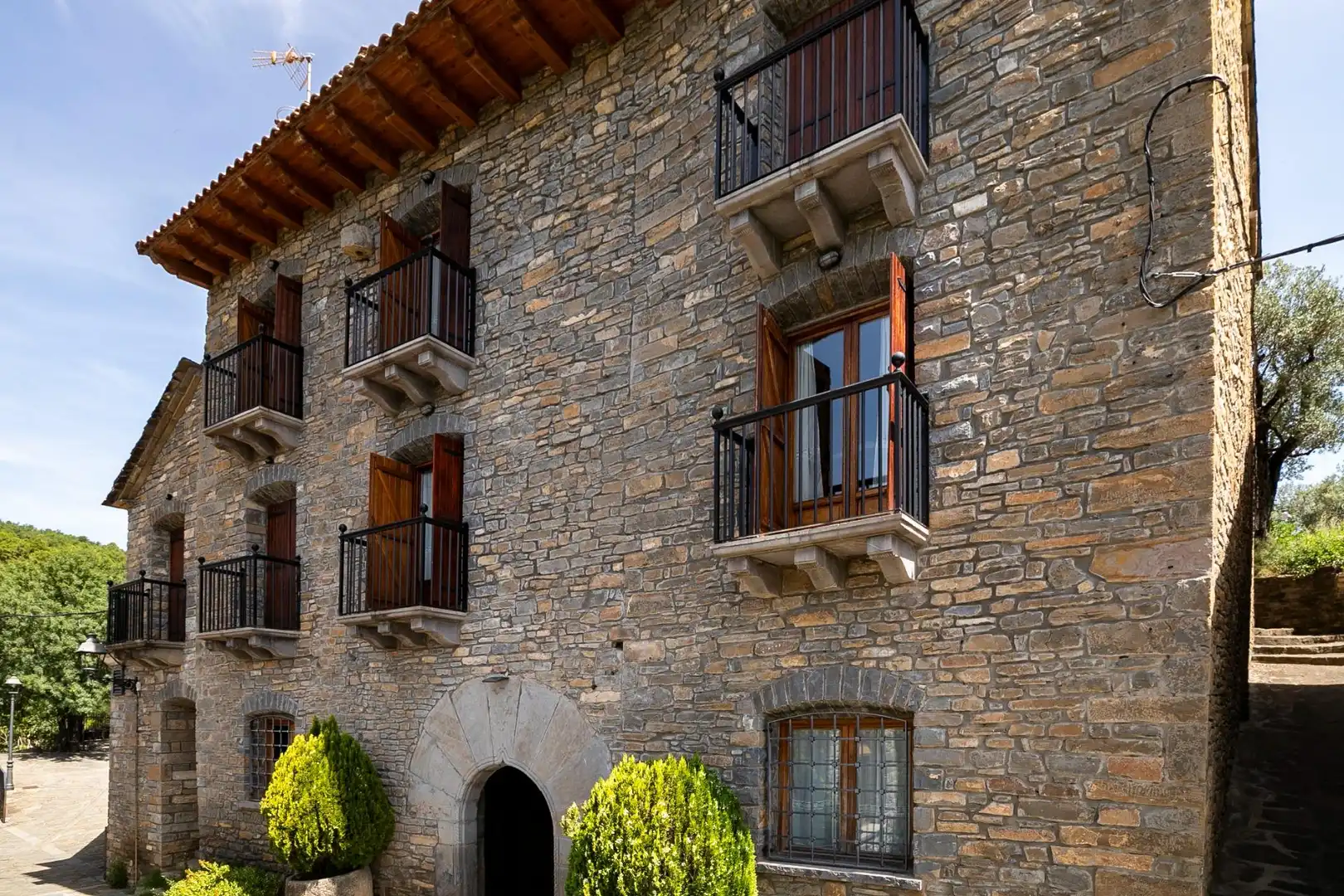 Vista exterior de Casa o xalet en venda en Boltaña amb Calefacció, Terrassa i Moblat