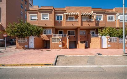 Vista exterior de Casa adosada en venda en  Almería Capital amb Aire condicionat, Calefacció i Terrassa