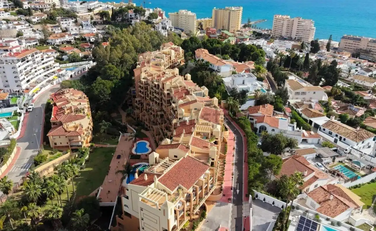 Vista exterior de Àtic en venda en Fuengirola amb Aire condicionat, Calefacció i Jardí privat