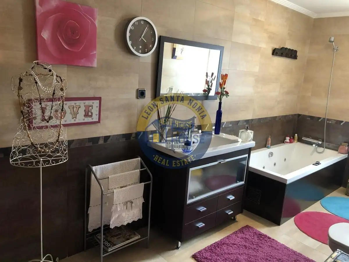 Bany de Casa o xalet en venda en León Capital  amb Calefacció, Jardí privat i Parquet