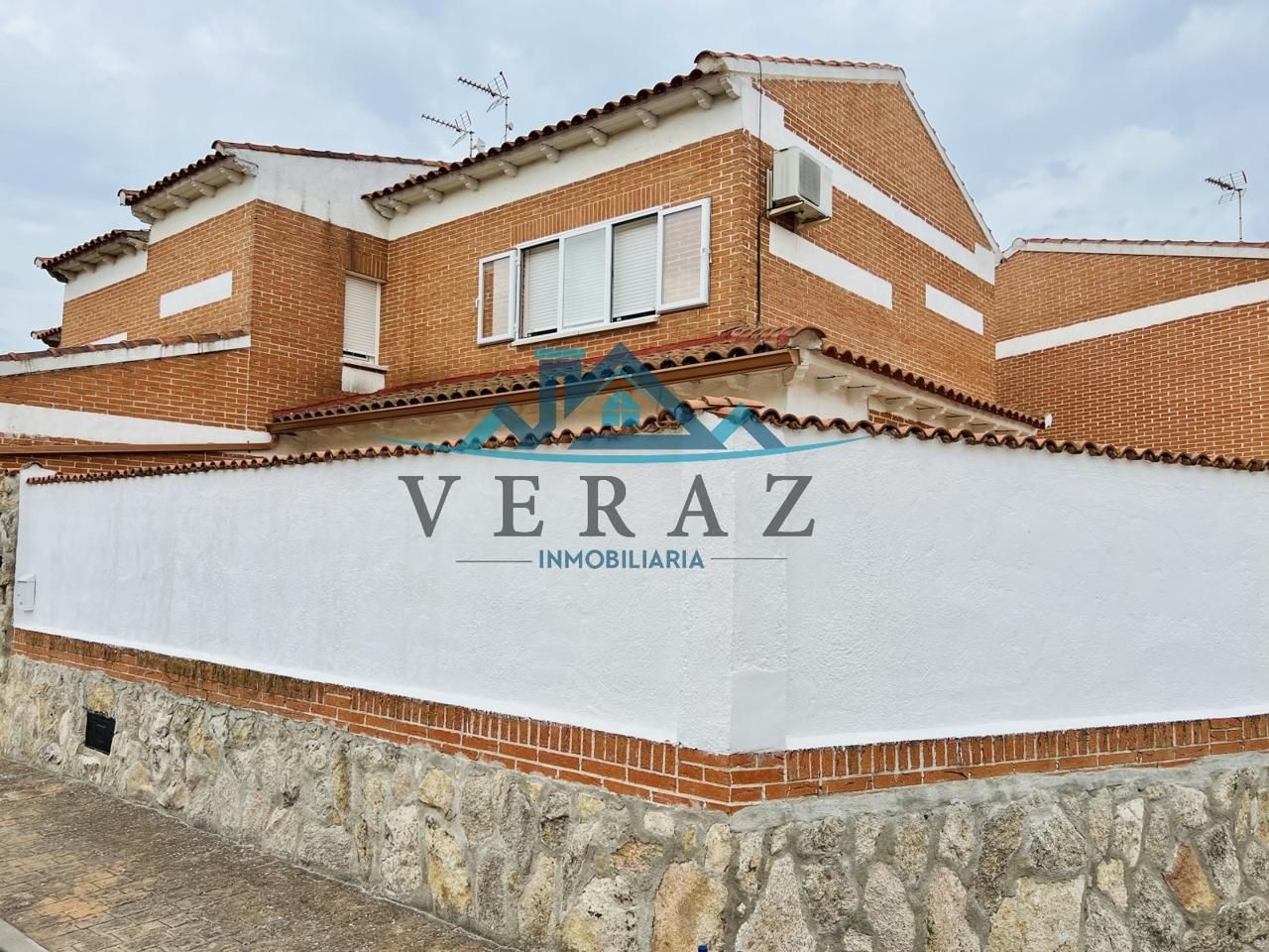Vista exterior de Casa adosada en venda en Calera y Chozas amb Aire condicionat i Traster